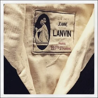 Cochez le ou les romans dans lequels une couturière célèbre est invitée...