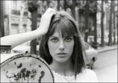 Quel nom de poisson utilise-t-on pour désigner une jeune femme dont la poitrine est vraiment petite ?