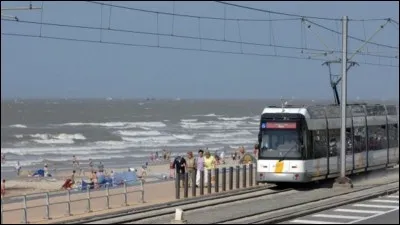 Combien de kilomètres parcourt le tram de la côte belge ?
