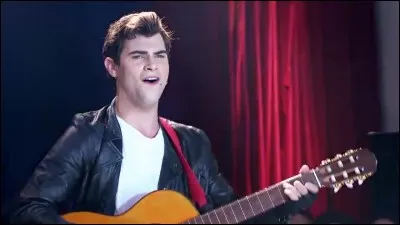 Avec quelle actrice de "Violetta" est-il en couple ?