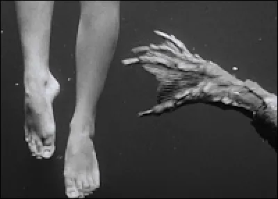 Brr, cette main qui tente de saisir la jambe d'une nageuse est bien effrayante. A qui est-elle ?