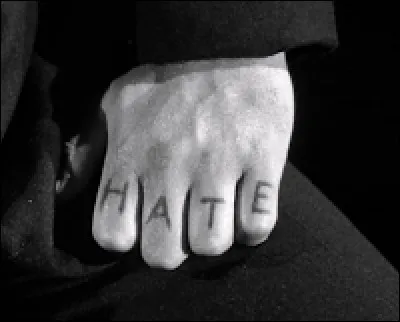 Cette main est l'une des plus connues de l'écran. Le mot Haine (HATE) est tatoué sur l'une, et le mot amour (LOVE) sur l'autre. A qui est-elle ?