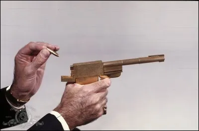Cette main tient une arme particulière, et unique. A qui est-elle ?