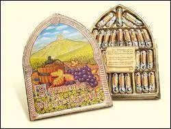 C'est un chocolat noir fin, en forme de cep de vigne garni de marc grapp.