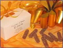 Cette spcialit d'Annecy, au coeur de liqueur aux multiples saveurs qui parfume subtilement un chocolat noir.