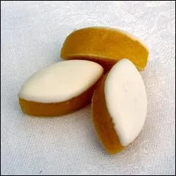 Quand elle y gota, la Reine Jeanne habituellement si austre, se serait laisse aller  un sourire, d'o le nom de cette confiserie, spcialit depuis le 15e sicle.