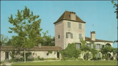 Aux environs d'Albas, c'est le château du...