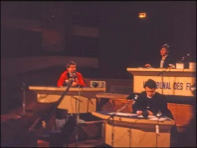 Je suis mort le 18 avril 1988 à Paris, vendeur d'assurances vie, auteur de romans-photos, rédacteur du "courrier du cur", puis en 1970 j'entre à l'Aurore. Procureur au "tribunal des flagrants délires" je suis ...