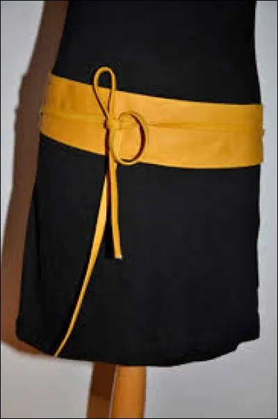 Tout autour d'un bassin jaune.