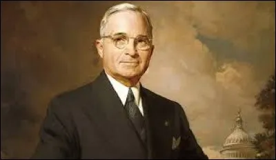 Il eut à approuver l'envoi de deux bombes atomiques sur le Japon puis à affronter la guerre froide avec les Russes et finalement, à engager son pays dans la guerre contre la Corée.
Après toutes ces épreuves, en 1952, le Parti démocrate a perdu la Maison-Blanche contre le Parti républicain et leur candidat vedette, un général héros de la guerre.