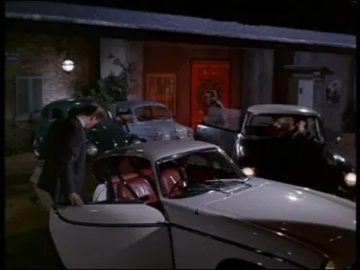 En ce temps-là, Simon Templar raccompagnait toujours une dame à son domicile, ou à sa voiture, ou à son bureau...