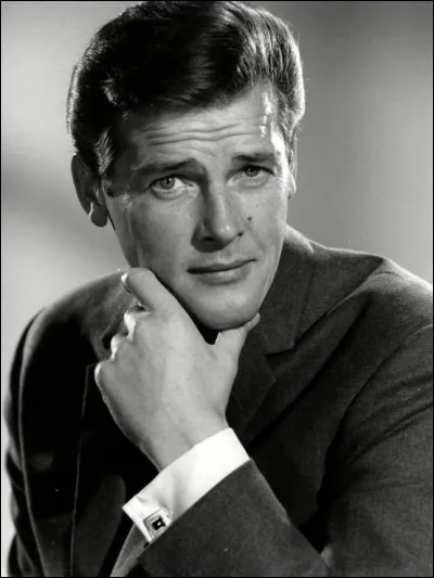 En ce temps-là, quand Simon Templar se rendait à l'hôtel, il était accompagné jusqu'à sa chambre, par... ?