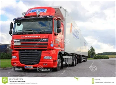 J'ai un copin routier sympa qu'on voit arriver de loin avec son gros Daf rouge toujours pressé !