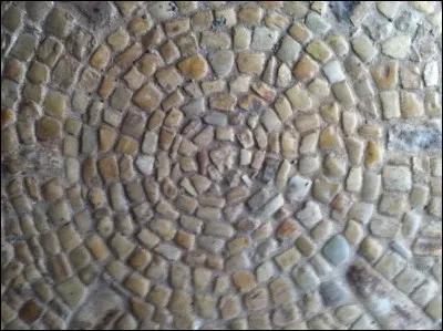 L'expression est poétique, quelque peu surréaliste : c'est l'épinceur de pavés qui travaille pour vous faire de beaux trottoirs !