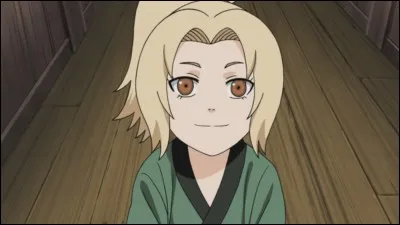 Quelle est la forme du symbole qu'a Tsunade sur le front ?