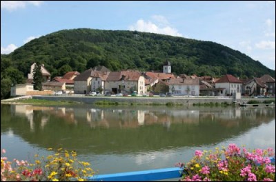 Clerval est un village d'un millier d'habitants dans une cluse du Doubs, construit autour d'un château édifié au XIIe siècle, dans lequel a été créé un musée de la Mémoire et de la Paix. Dans quel département est situé ce village ?