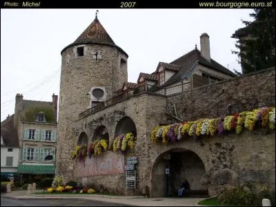 La tour Rouge, l'église du XIIe siècle dotée de trois nefs et trois cloches, font le charme de l'agréable village de Buxy, situé ...