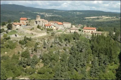 Où peut-on visiter Montarcher, bâti sur un ancien volcan, dominant la vallée de l'Andrable et offrant une vue sur les monts du Forez et du Velay ?