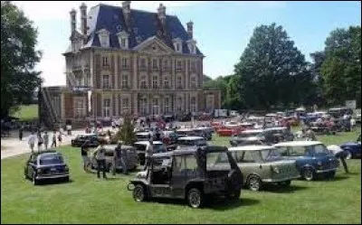 Pour finir en beauté, je vous emmène à ce rassemblement de voitures anciennes au château de Trilbardou. Village Seine-et-Marnais, il se situe en région ...