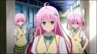 Ces trois surs sont des extraterrestres arrivés sur Terre et dont la plus âgée va tomber amoureuse d'un humain. L'une des deux plus jeunes est une grande dragueuse tandis que l'autre a plus les pieds sur terre. Quel est leur nom de famille ?