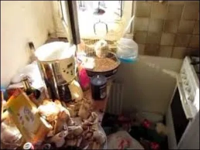 Traditionnellement, quelle sorte de fleur hautement odorante met-on dans de petits sachets, permettant ainsi de parfumer un intérieur ?