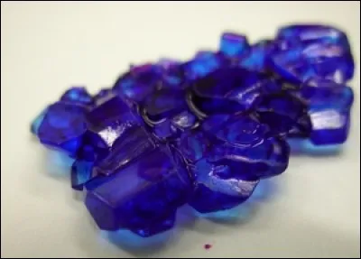 Comment se nomme ce corps chimique violet, souvent dilué pour être utilisé comme puissant oxydant ?