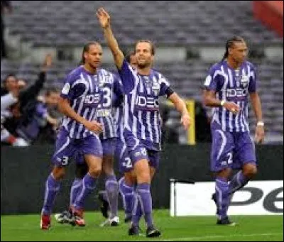 En Ligue 1, quelle ville est représentée par ces joueurs au maillot violet ?