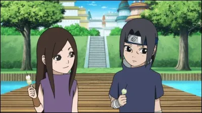 Comment s'appelle la fille qui a abordé Itachi lorsqu'il était à l'académie ?