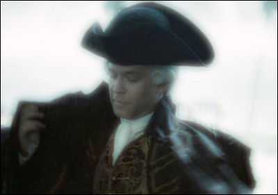 Dans "Pirates des Caraïbes : Le Secret du coffre maudit", à bord de quel navire Lord Beckett arrive-t-il à Port-Royal ?