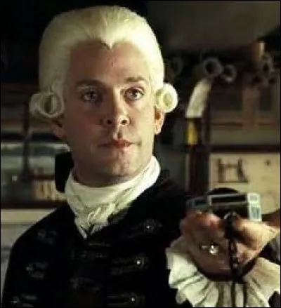 Lesquels de ces hommes sont sous ses ordres ?