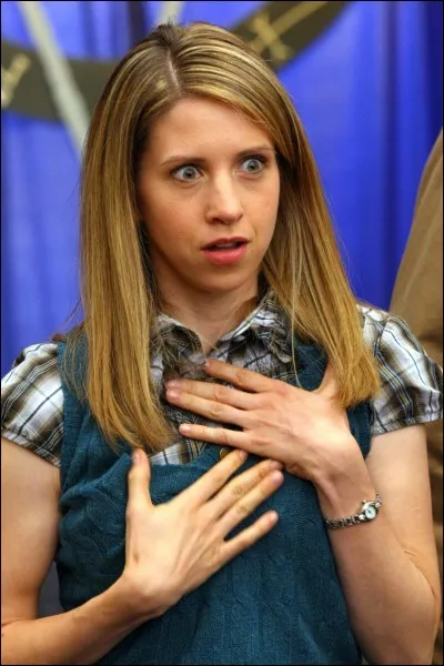 Comment s'appelle ce personnage et de quel autre personnage de la série est-elle folle amoureuse ?