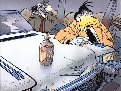 C'est un inspecteur dans le privé qui porte un vieil imperméable à la Colombo.
Ce canard déprimé fouine dans les bars en buvant (bière et whisky) et en fumant : il en devient un peu abîmé à tous les niveaux.