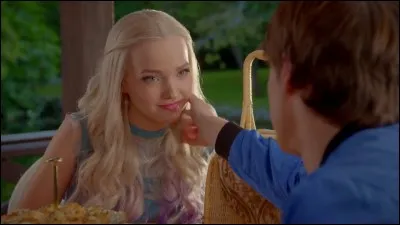 Quelle couleur de cheveux Mal avait-elle avant qu'ils ne redeviennent violets ?