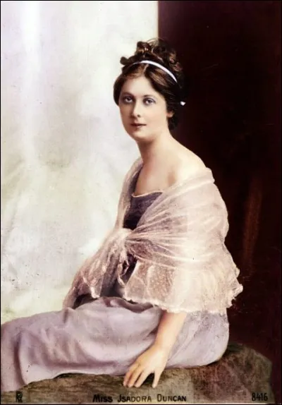 De quelle nationalité était Isadora Duncan, danseuse qui connut la gloire entre 1899 et 1913 et fonda de nombreuses écoles de danse ?