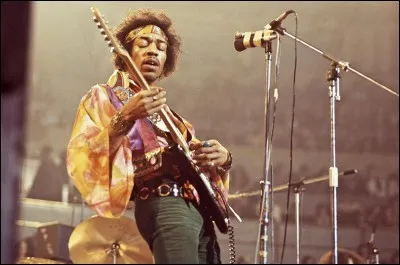 Quelle était la particularité de Jimi Hendrix, guitariste virtuose, décédé à Londres le 18 septembre 1970 ?