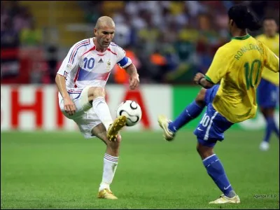 Oooooh ! Incroyable ! Zidane marque un but ! Bravo !