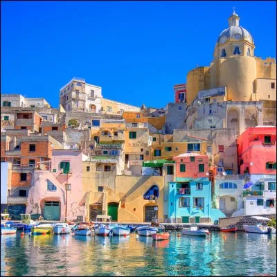 Dans quelle baie se trouve l'île de Procida ?