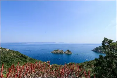 Sur quelle côte les "Îles d'Or" se trouvent-elles ?