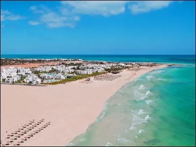 Quelle île est surnommée "l'île au Sable d'Or" ?