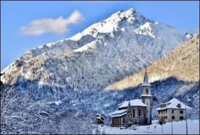 Voici une vue enneigée de Saint-Colomban-des-Villards. Village Savoyard, il se situe en région ...
