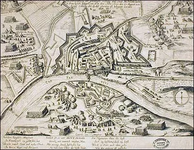 Ce siège oppose, d'août à novembre 1621, les armées royales commandées par le roi de France Louis XIII aux protestants, dans le contexte des révoltes huguenotes. Finalement, Louis XIII se voit contraint de lever le siège le 9 novembre 1621. Quelle est cette ville ?