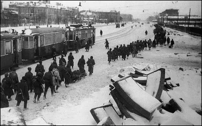 Le siège de Leningrad par l'armée allemande commence le 8 septembre 1941. La ville est désormais coupée du reste de l'URSS. Comment se termine le siège ?