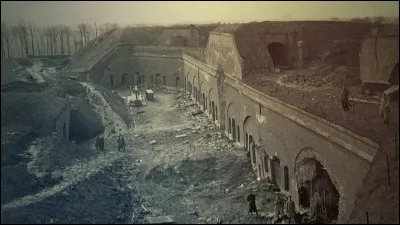 C'est le premier siège sur le sol français, mené par l'Empire allemand durant la Première Guerre mondiale. Le siège de la ville débuta le 28 août 1914 et se termina, le 8 septembre 1914 avec la capitulation de la ville. Quelle est cette ville ?