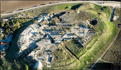 Le siège de Megiddo est le plus ancien qui soit connu. Nous sommes vers 1474 avant J-C : dans la ville s'est retranchée une coalition syro-cananéenne dirigée par le roi de Qadesh. Qui assiège et s'empare de Megiddo ?