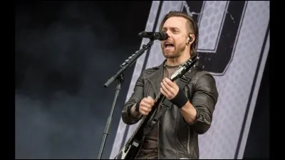 Comment s'appelle ce chanteur/guitariste ?