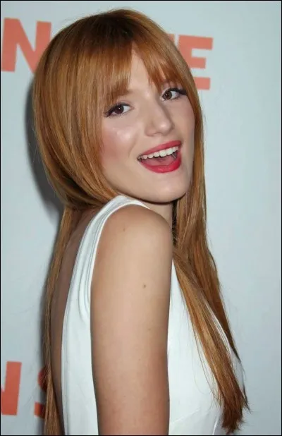 Suite aux moqueries et harcèlements de ses camarades, elle décide de...