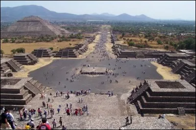 De ce site archéologique de la région de Mexico, on a actuellement une vue de la partie que l'on nomme ''la chaussée des Morts'' , comme si nous étions situés sur la pyramide de la Lune.
Vers le Ve siècle, c'était la plus grande ville d'Amérique précolombienne.