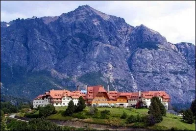 Cette ville d'Argentine bénéficie d'un magnifique emplacement aux pieds des Andes. On la surnomme ''Suisse argentine'' et sa vocation est essentiellement touristique : elle se situe juste à côté d'un lac et d'une station de ski alpin !