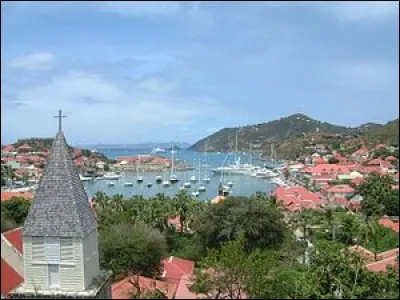 Il s'agit de la capitale d'une île des Antilles françaises située près de Saint-Martin : elle échappe au tourisme de masse à cause de l'interdiction d'y bâtir en hauteur. 
C'est une des destinations de prédilection pour les vacanciers amateurs de nautisme.