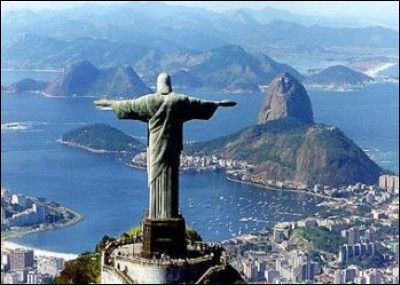 Cette belle et grande statue surplombe la ville de Rio de Janeiro. Érigée sur un promontoire de plus de 700 m, l'imposant monument mesure 38 m ! Cette sculpture symbolique est visitée chaque année par des centaines de milliers de touristes.